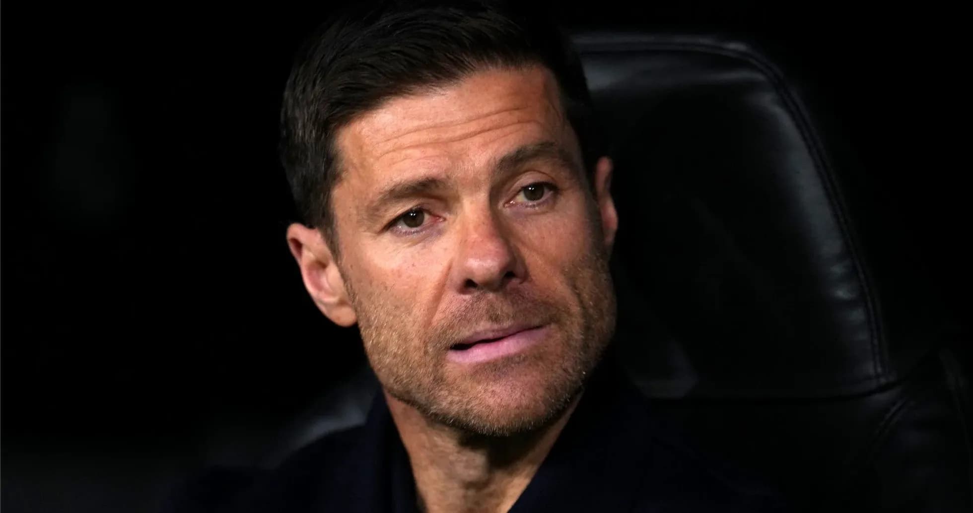 Entrenador sentado en el banquillo durante partido