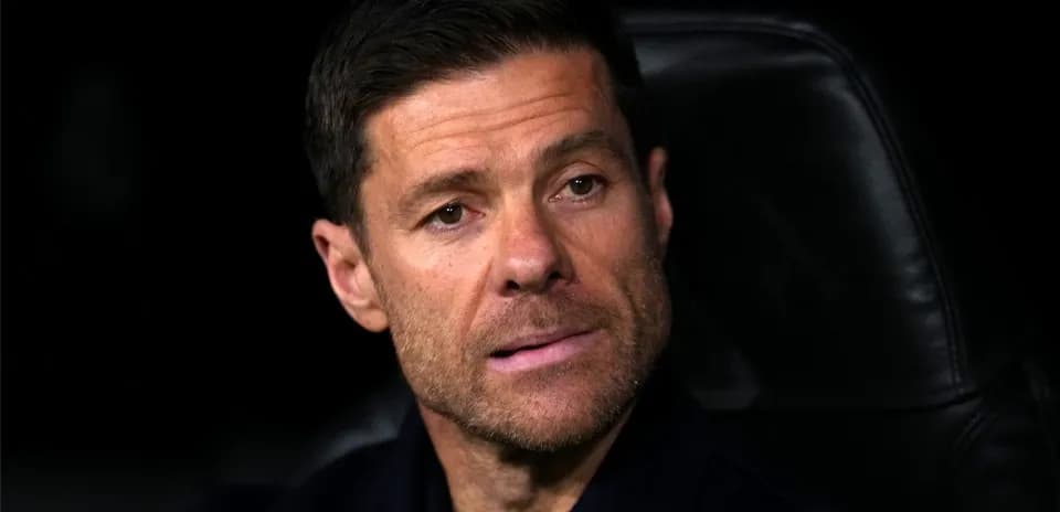 Entrenador sentado en el banquillo durante partido