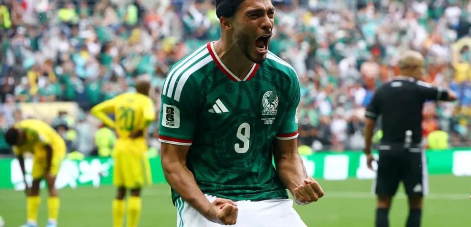 Jugador mexicano celebrando un gol en el estadio