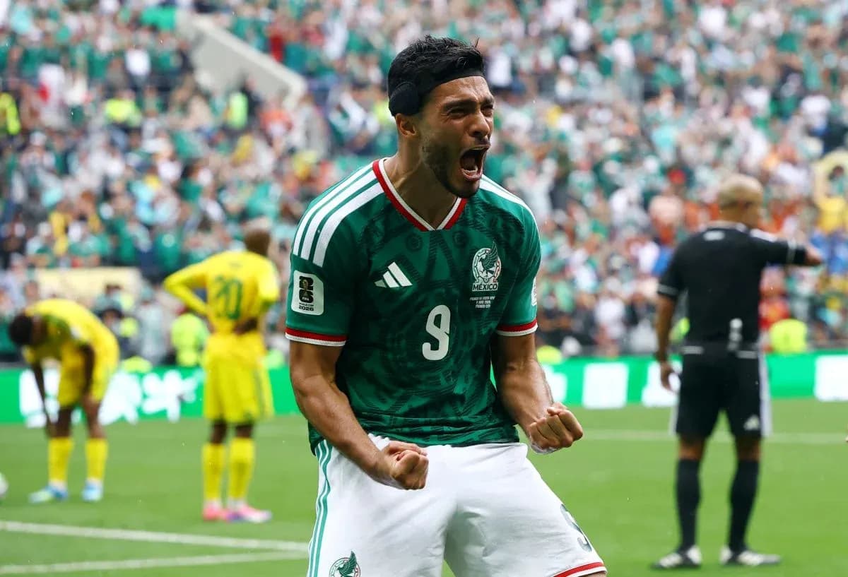 Jugador mexicano celebrando un gol en el estadio