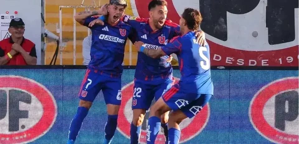 Jugadores celebrando un gol de Universidad de Concepción