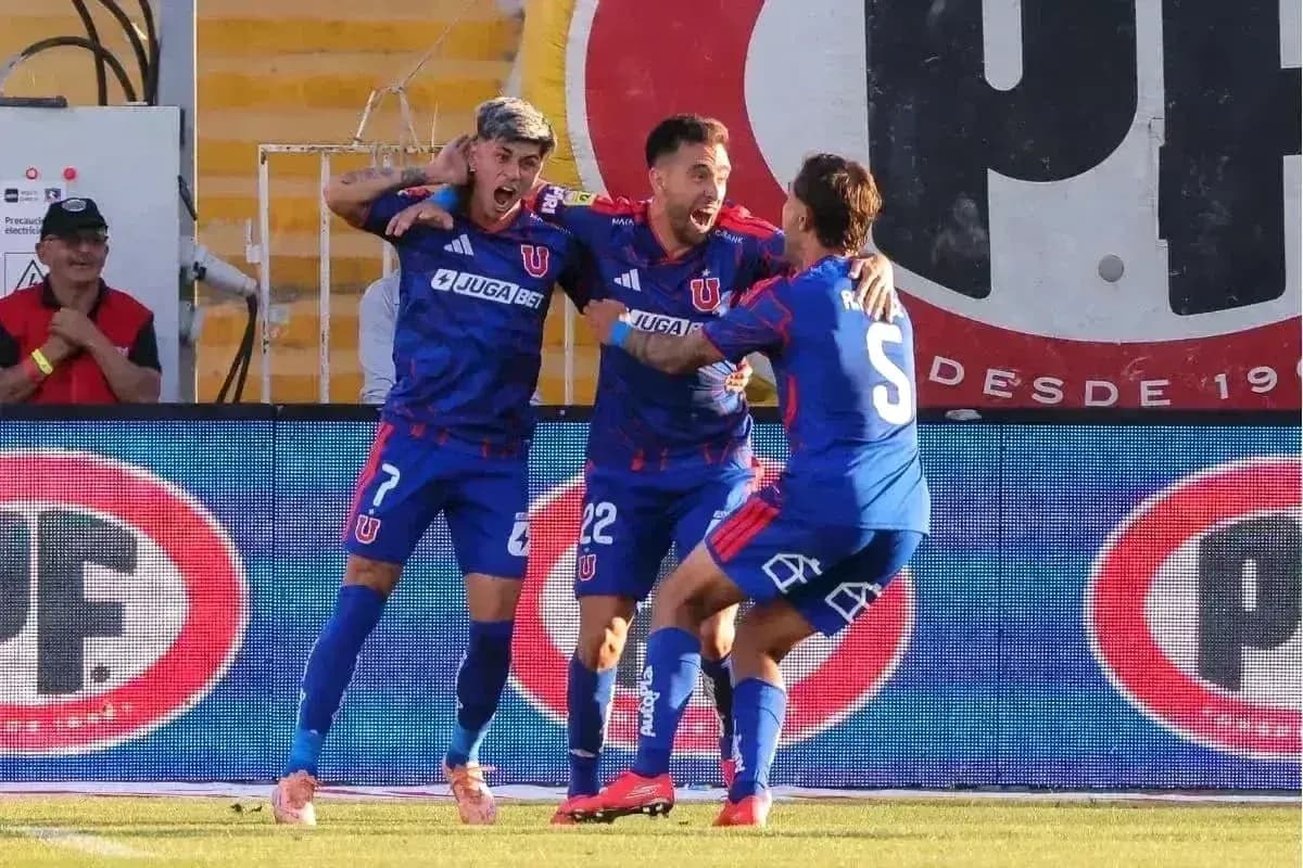 Jugadores celebrando un gol de Universidad de Concepción
