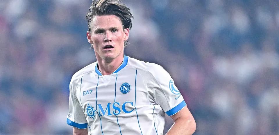 Jugador de Napoli corriendo en el campo de fútbol