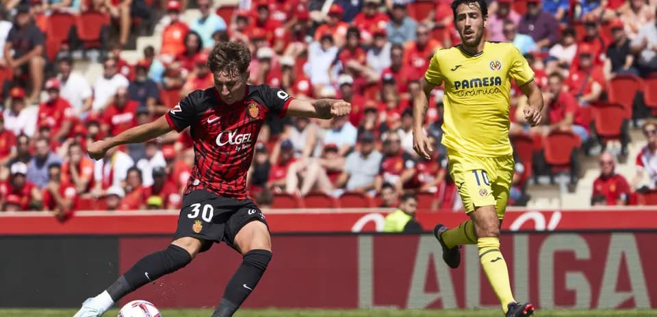 Jugador de Mallorca en acción contra Villarreal