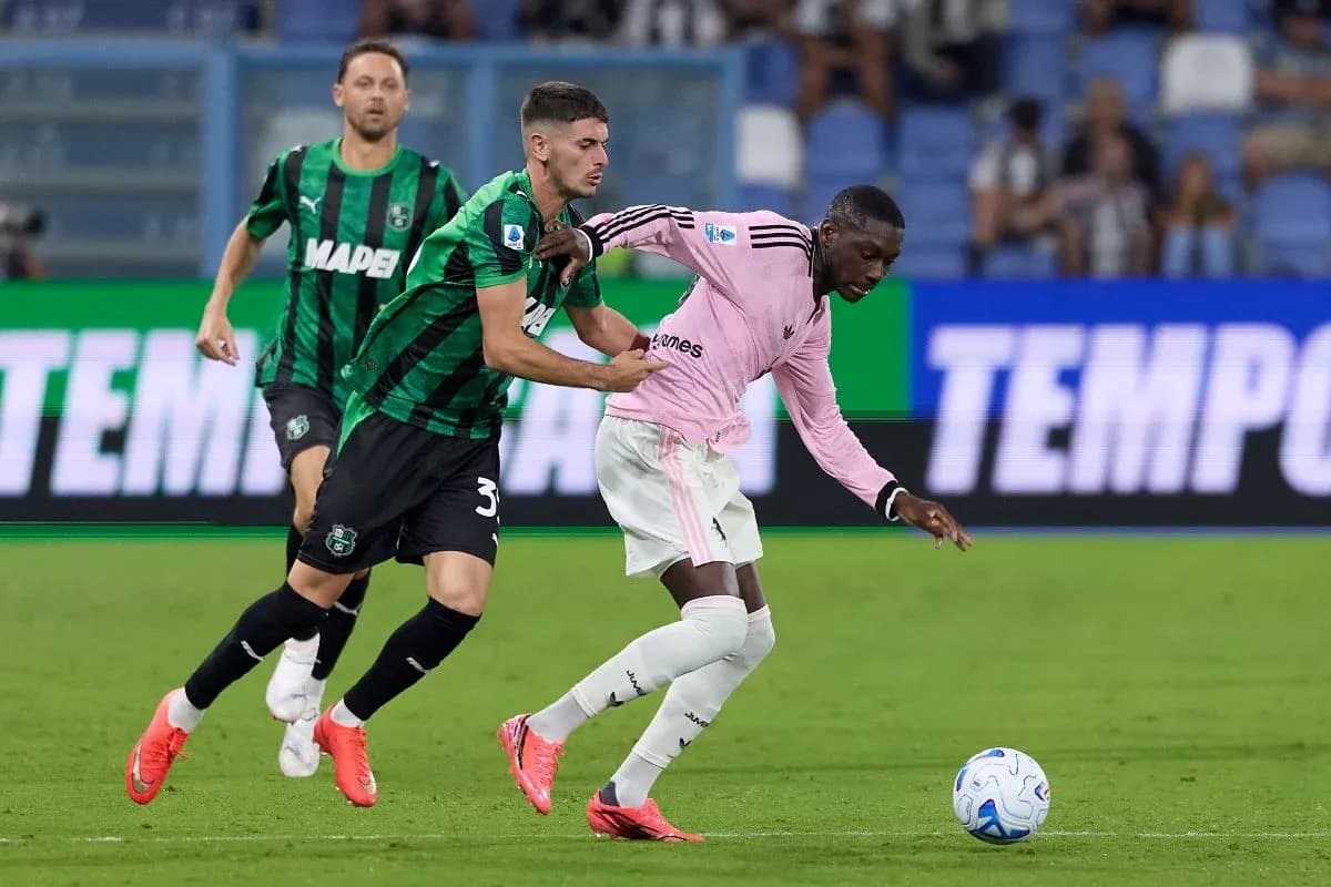 Jugador de Sassuolo persigue a jugador de Juventus
