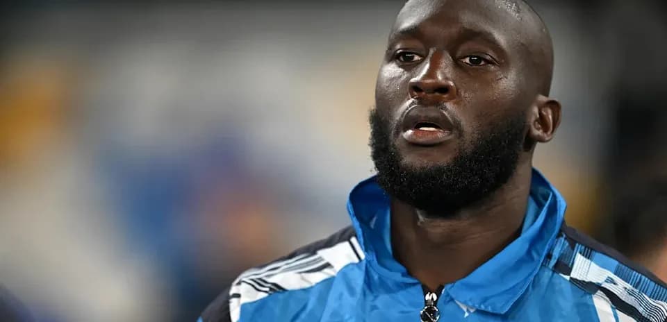 Jugador de fútbol en chaqueta del Napoli antes del partido