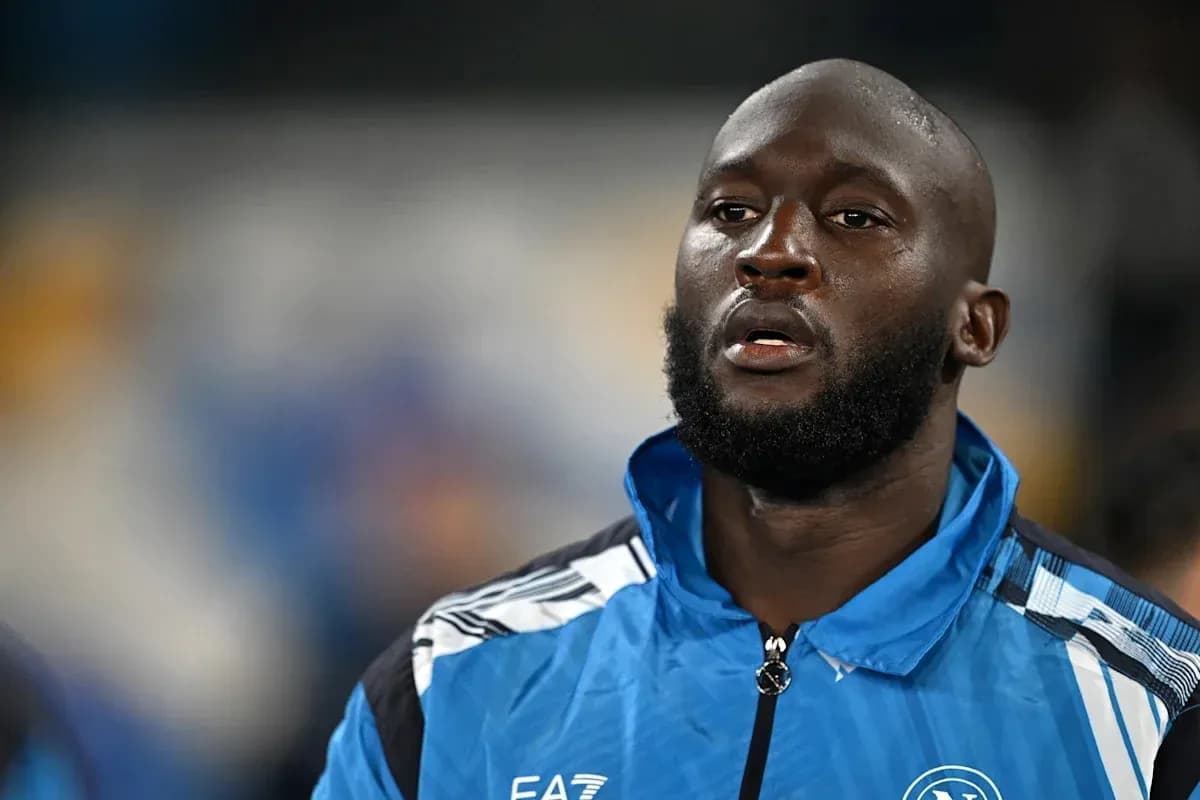 Jugador de fútbol en chaqueta del Napoli antes del partido
