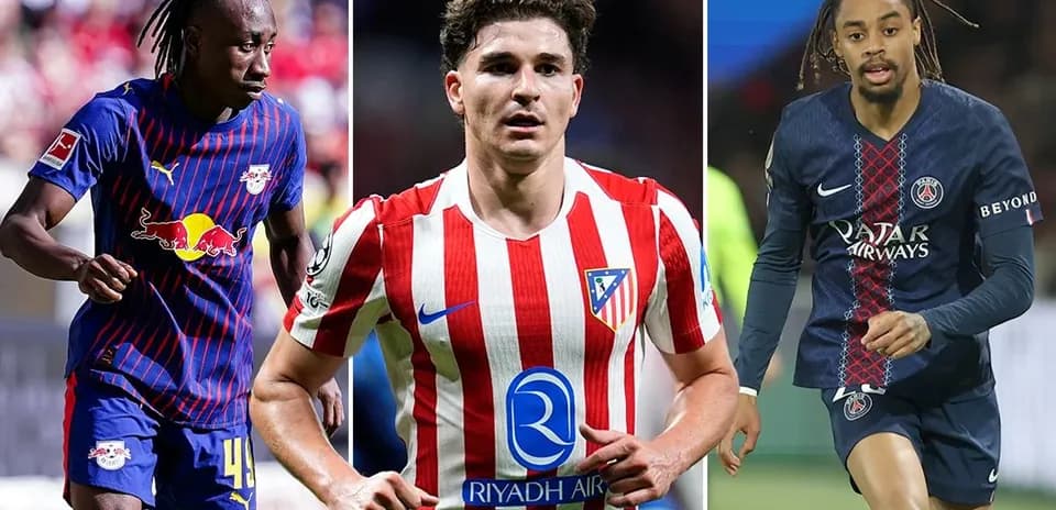 Tres jugadores de fútbol en diferentes uniformes