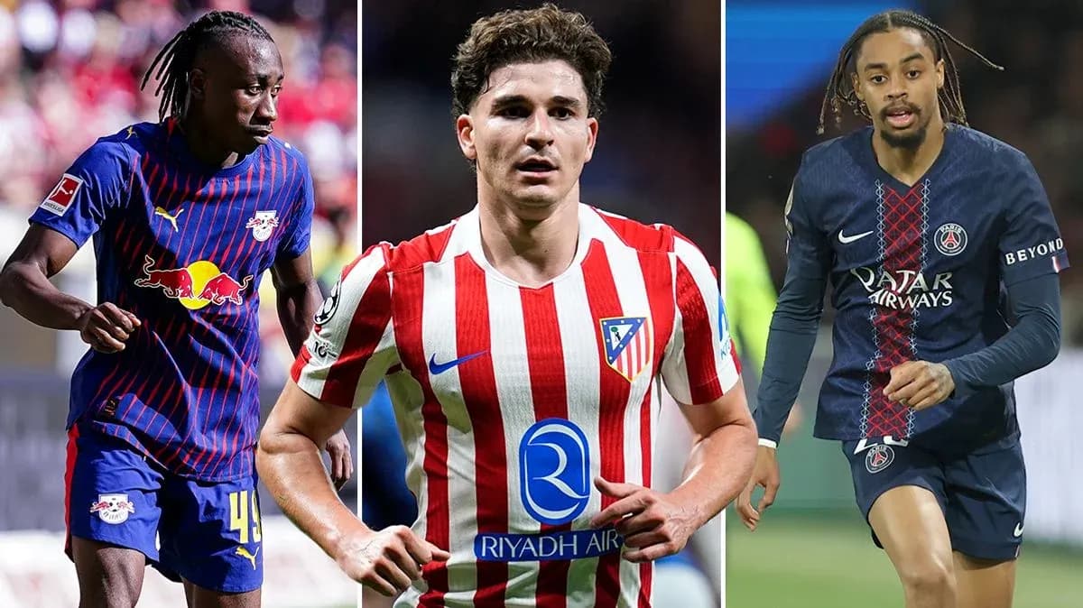 Tres jugadores de fútbol en diferentes uniformes