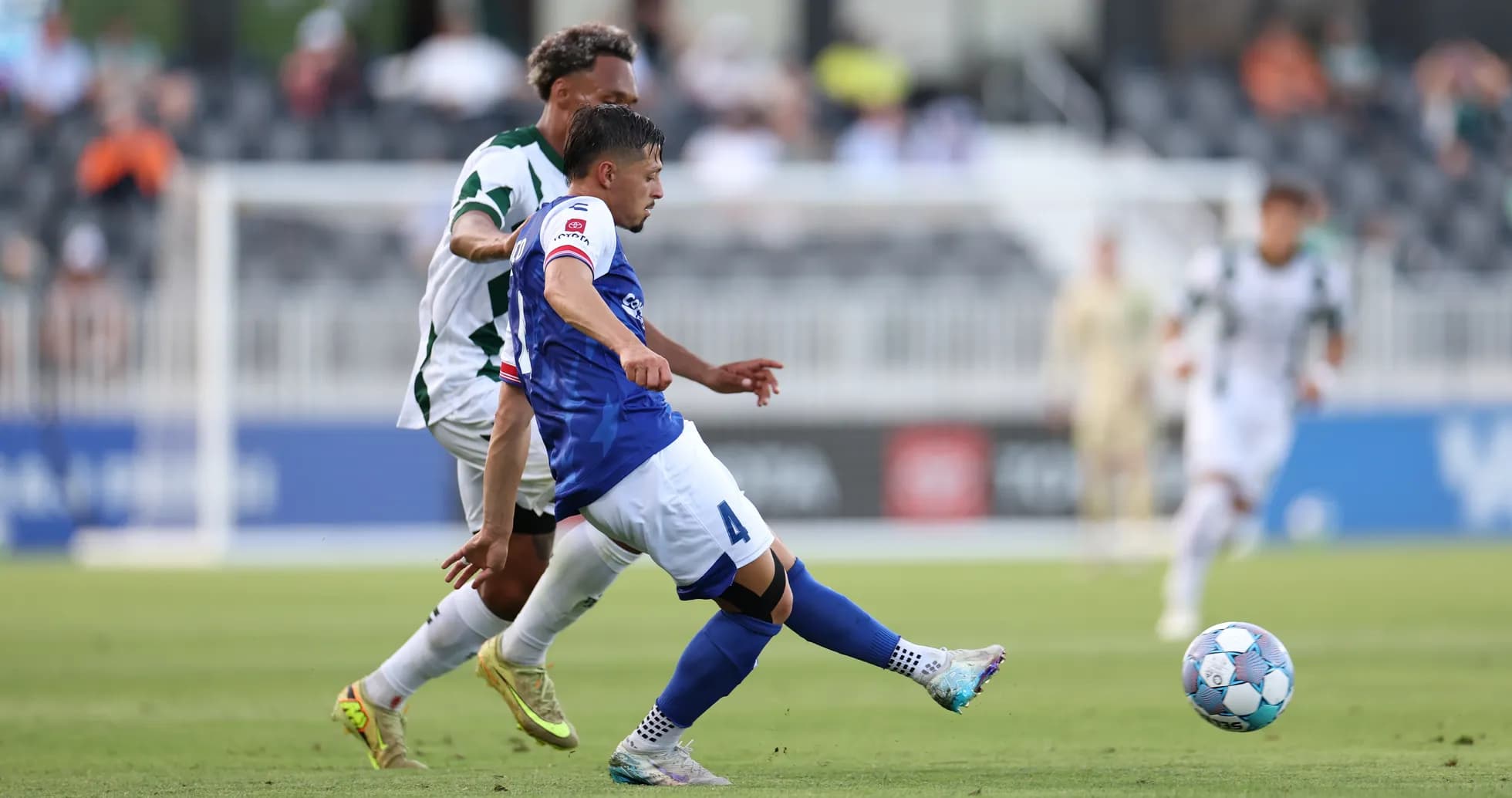 Jugador de fútbol pateando el balón en el partido