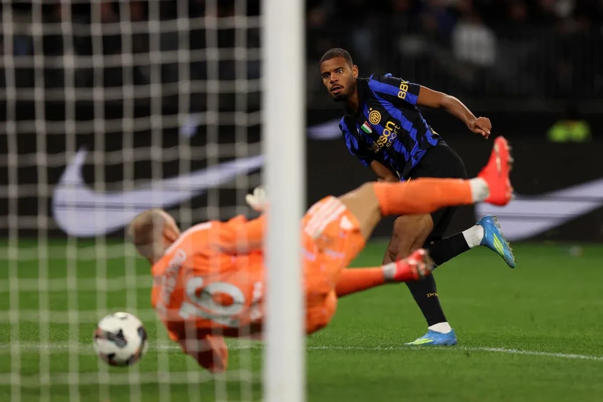 Jugador de Inter lanzando un penalti contra el portero