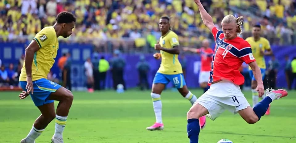Jugador de Brasil interceptando a un noruego