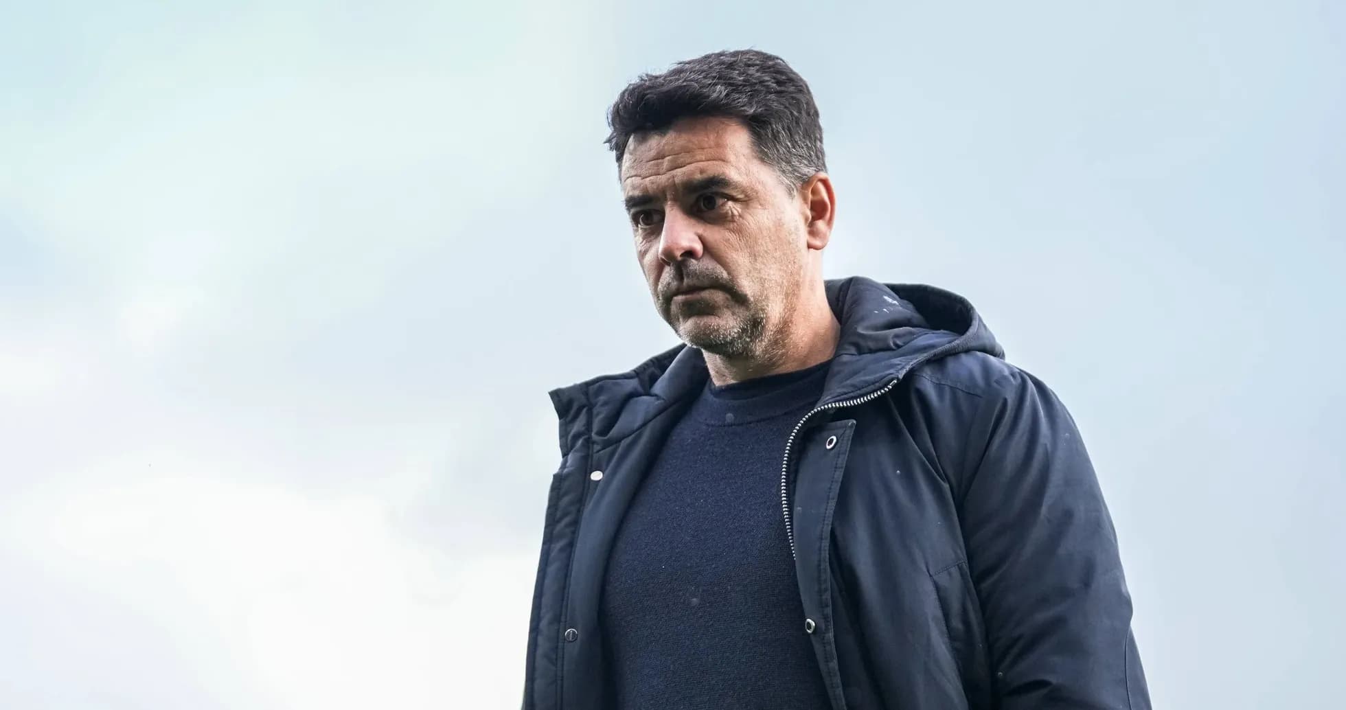 Entrenador observando el campo durante el partido