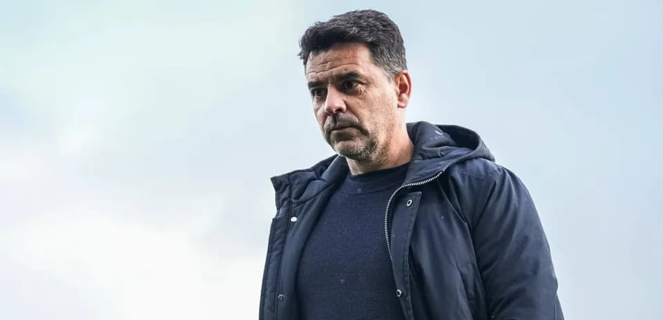 Entrenador observando el campo durante el partido