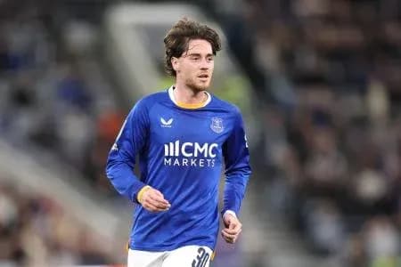 Jugador corriendo en camiseta azul durante partido