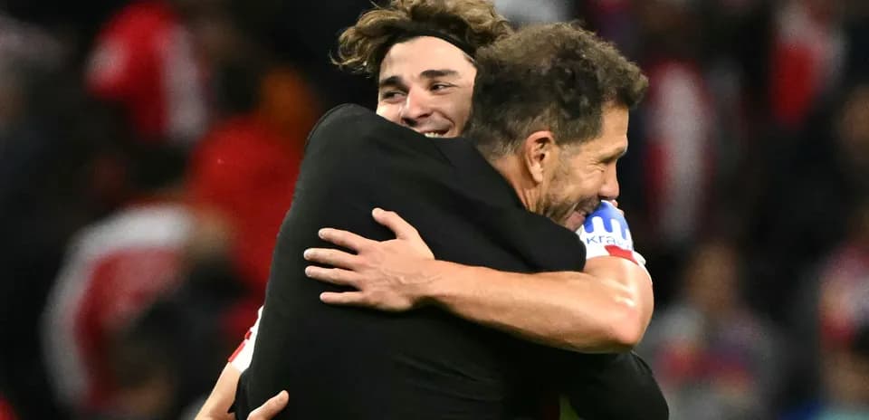 Jugador y entrenador abrazándose tras el partido