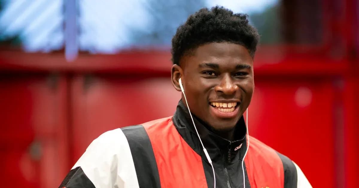 Jugador sonriendo con auriculares en vestíbulo