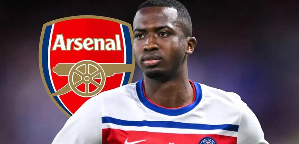 Jugador de PSG frente al escudo del Arsenal