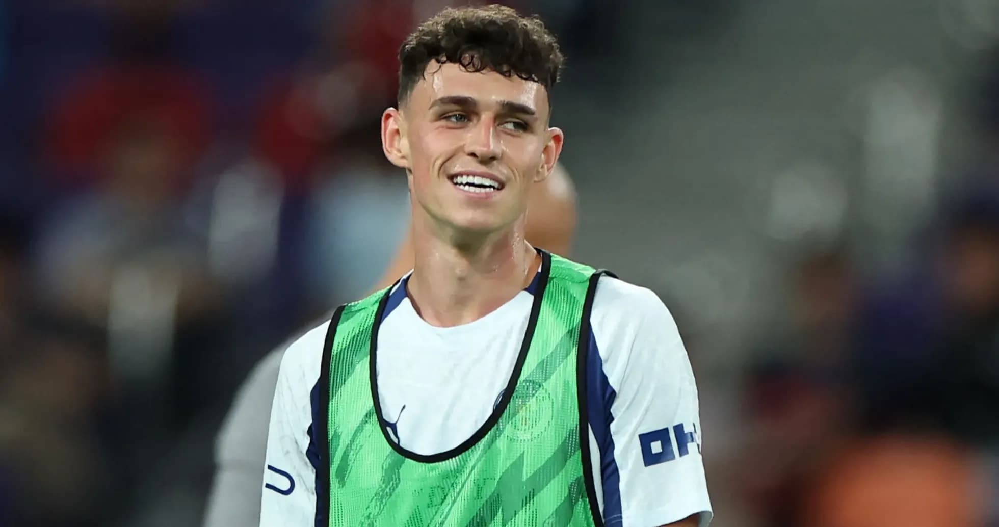 Jugador sonriente con chaleco en el campo