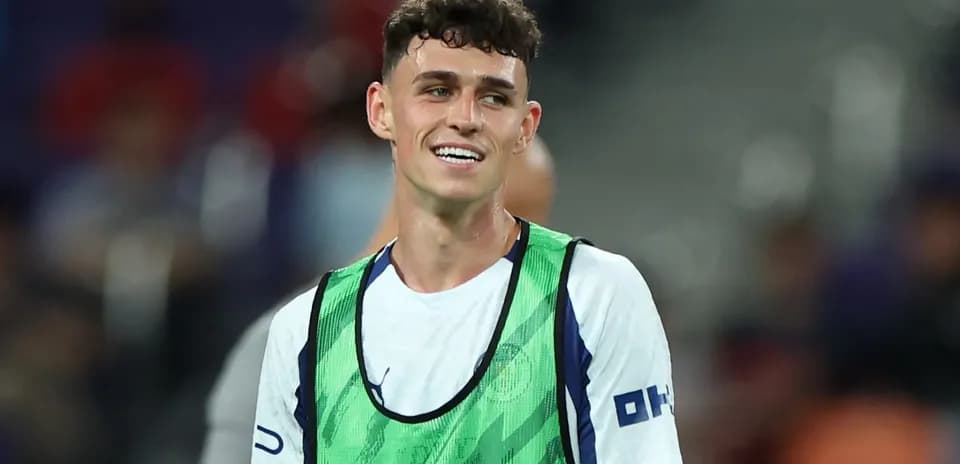 Jugador sonriente con chaleco en el campo