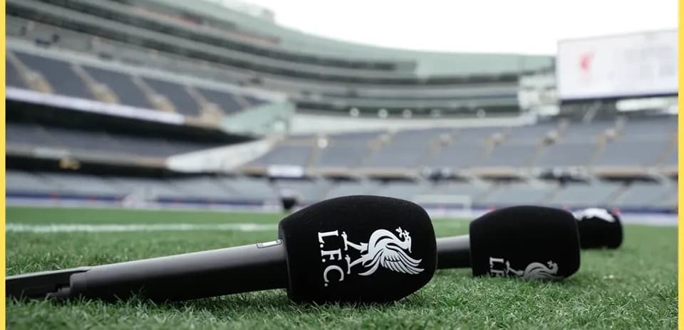 Micrófonos de LFC en el campo de fútbol
