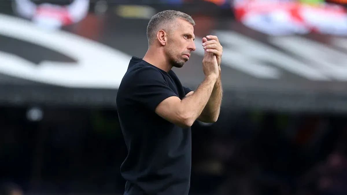 Entrenador aplaudiendo durante el partido