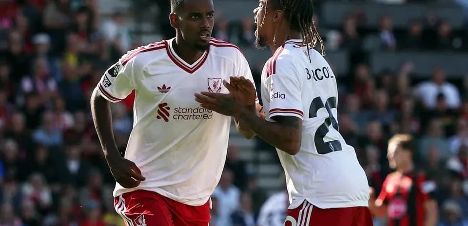 Dos jugadores de Liverpool celebrando en el partido