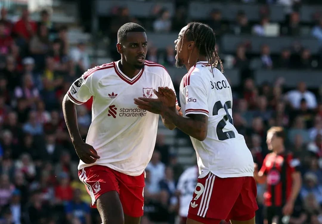 Dos jugadores de Liverpool celebrando en el partido