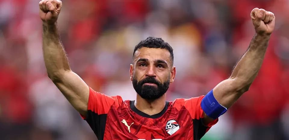 Jugador egipcio levantando los brazos tras el partido