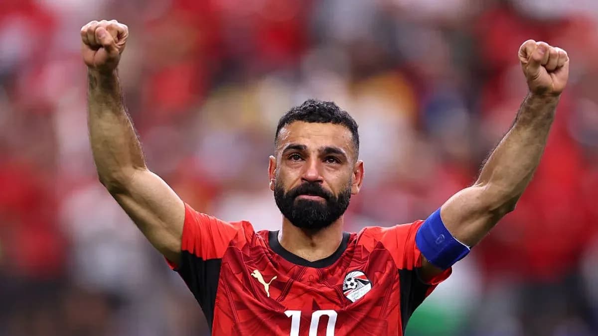 Jugador egipcio levantando los brazos tras el partido
