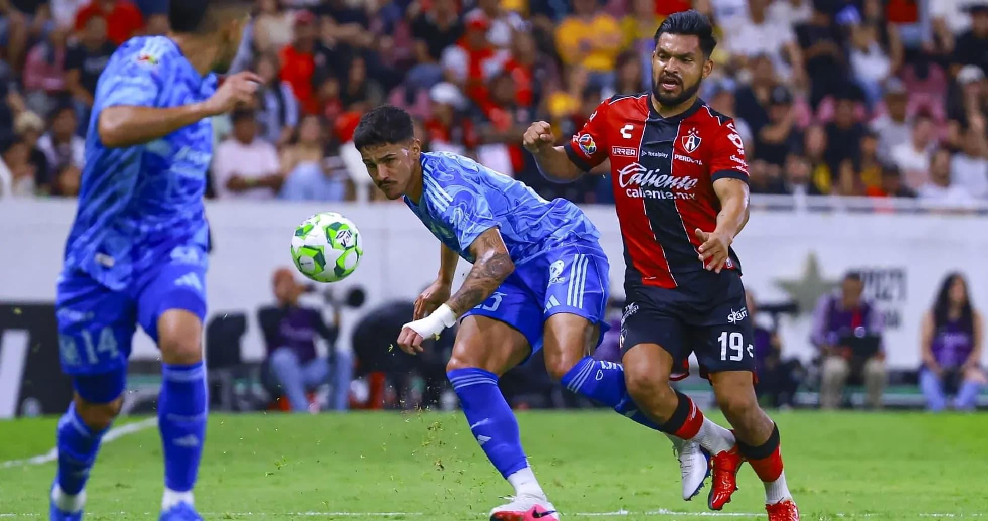 Jugadores de Atlas y Tigres UANL en acción