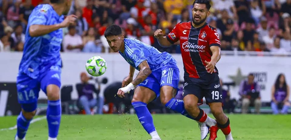 Jugadores de Atlas y Tigres UANL en acción