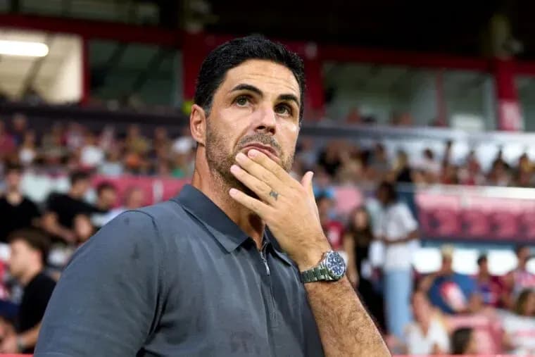 Entrenador observando el partido en el estadio
