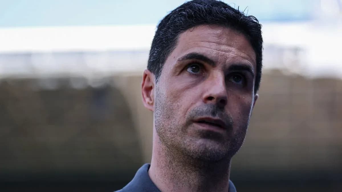 Entrenador hablando durante una conferencia de prensa