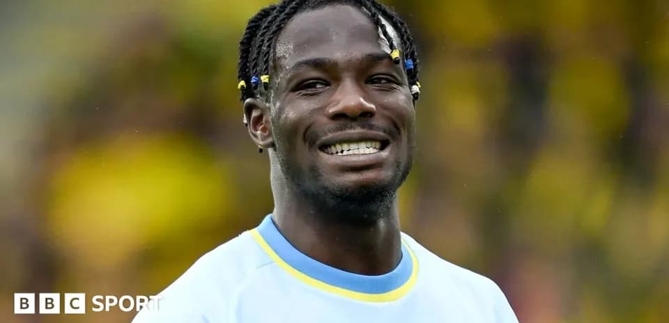 Jugador sonriendo en el campo de fútbol