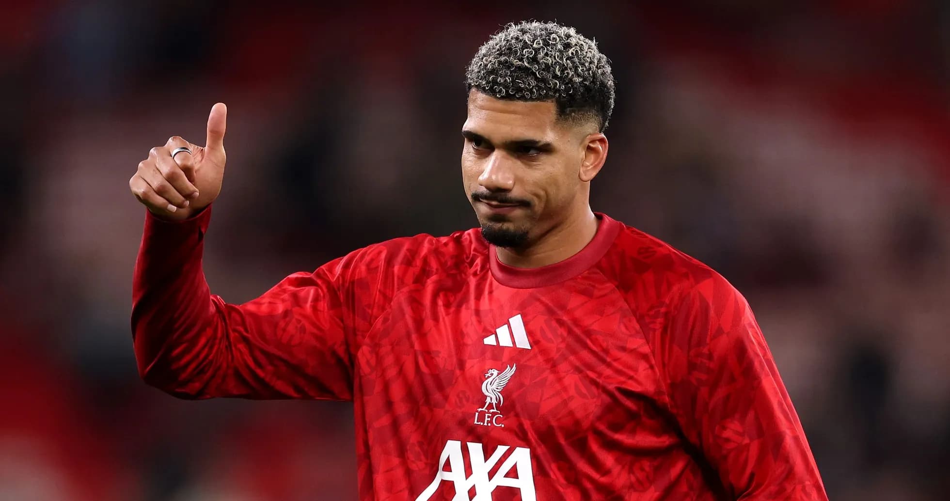 Jugador de Liverpool mostrando un pulgar hacia arriba