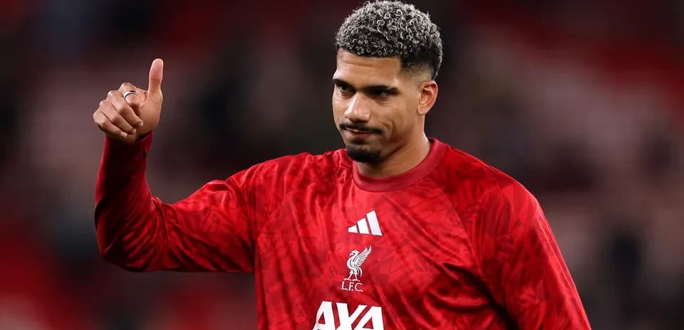 Jugador de Liverpool mostrando un pulgar hacia arriba