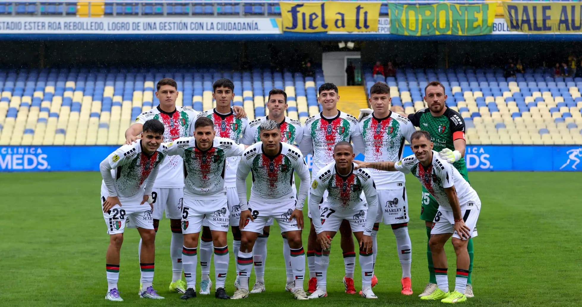 Jugadores de Palestino posando antes del partido