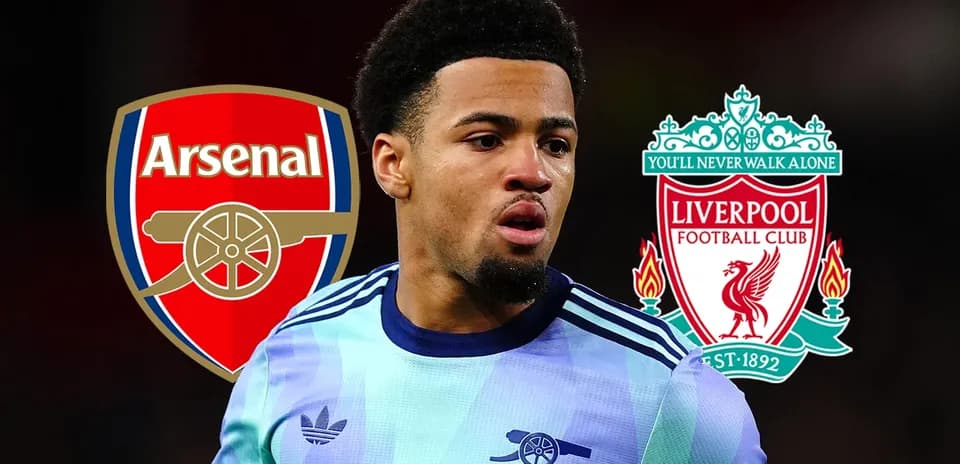 Jugador en uniforme con logotipos de Arsenal y Liverpool