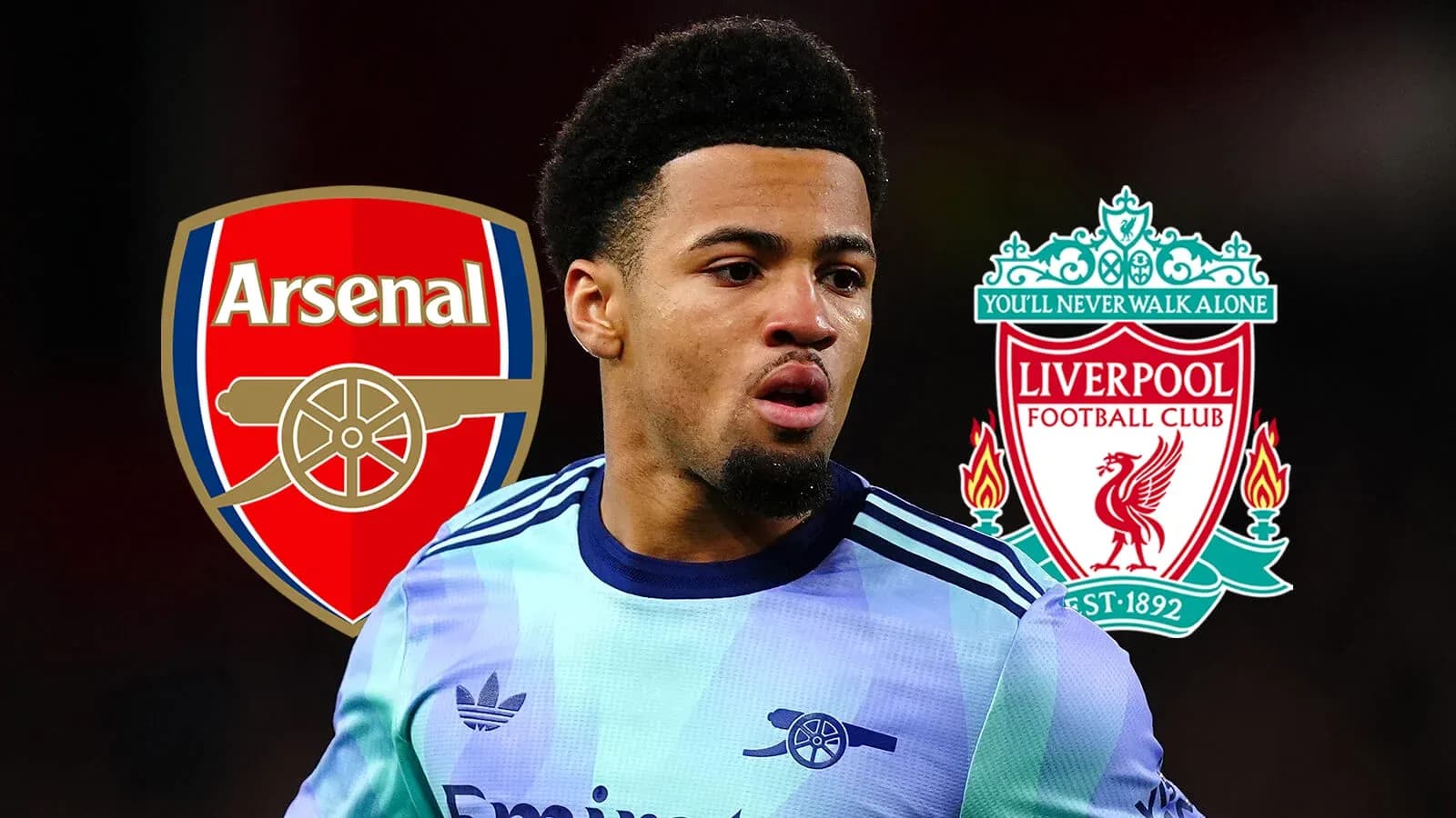 Jugador en uniforme con logotipos de Arsenal y Liverpool