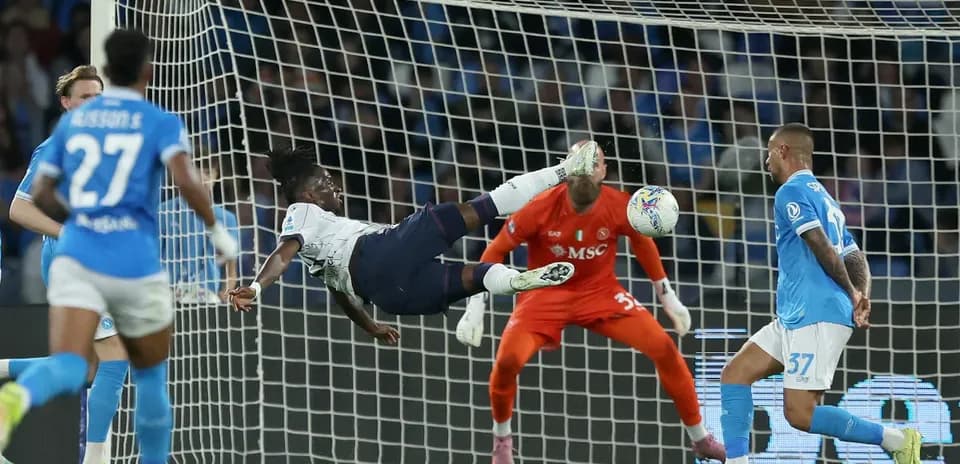 Un jugador de Bologna lanza un tiro acrobático