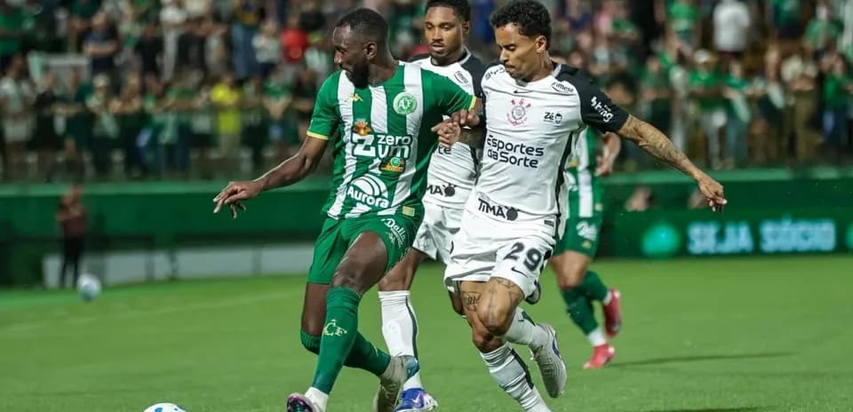 Jugadores de Corinthians y Chapecoense en acción