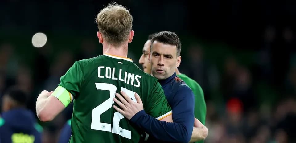 Jugadores irlandeses abrazándose tras el partido