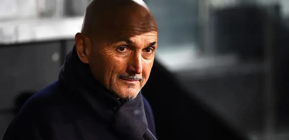 Entrenador en la banca durante el partido