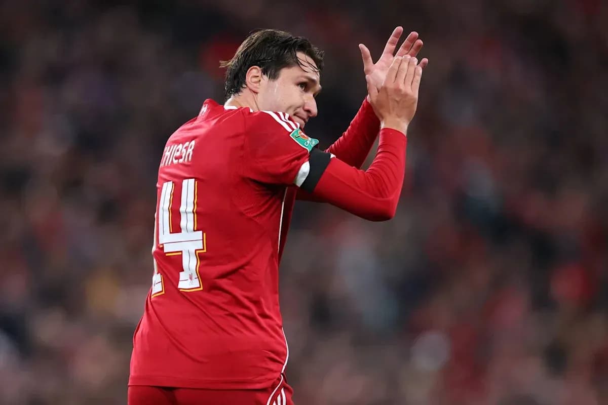 Jugador aplaudiendo con camiseta roja en estadio