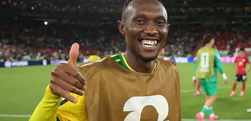 Jugador sonriente haciendo un pulgar arriba en el campo