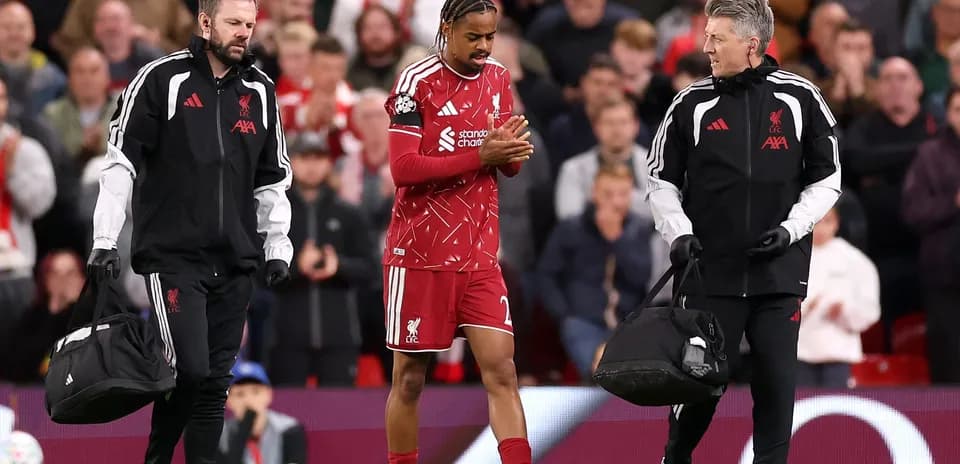 Jugador de Liverpool siendo atendido por el personal médico
