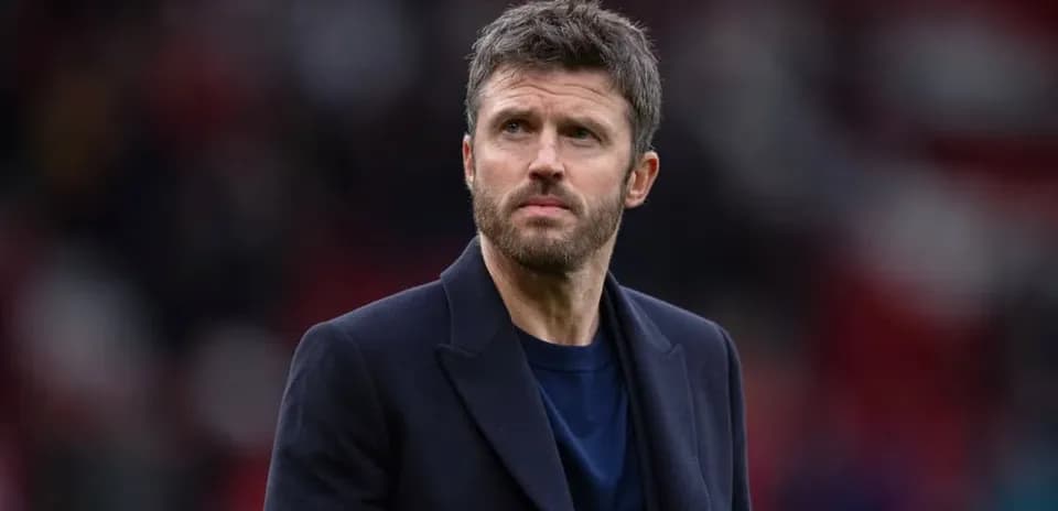 Entrenador observando el campo durante el partido
