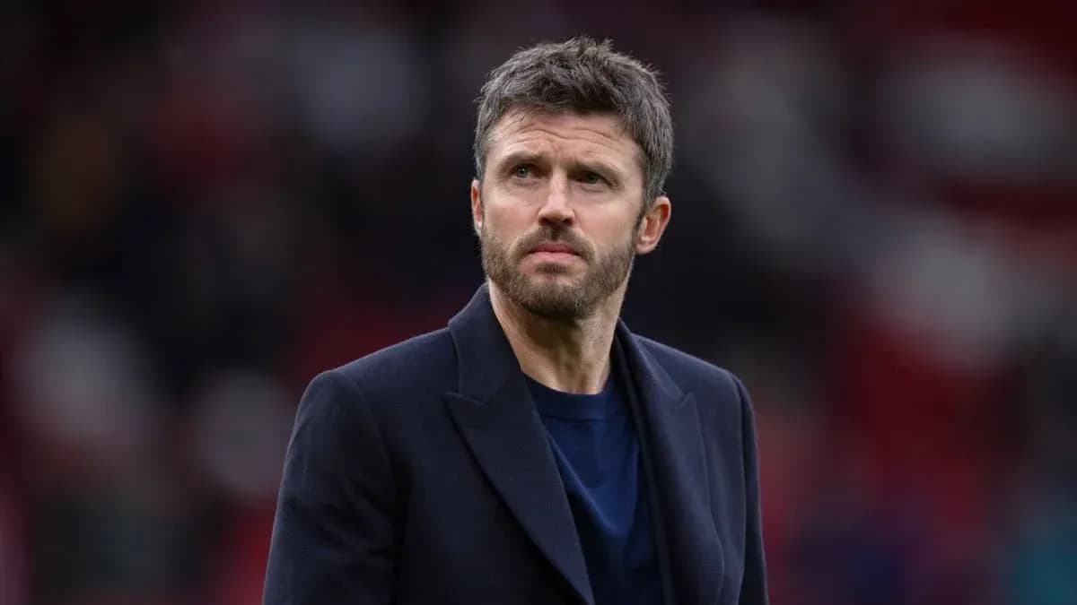 Entrenador observando el campo durante el partido