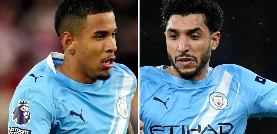 Dos jugadores de Manchester City en acción durante el partido